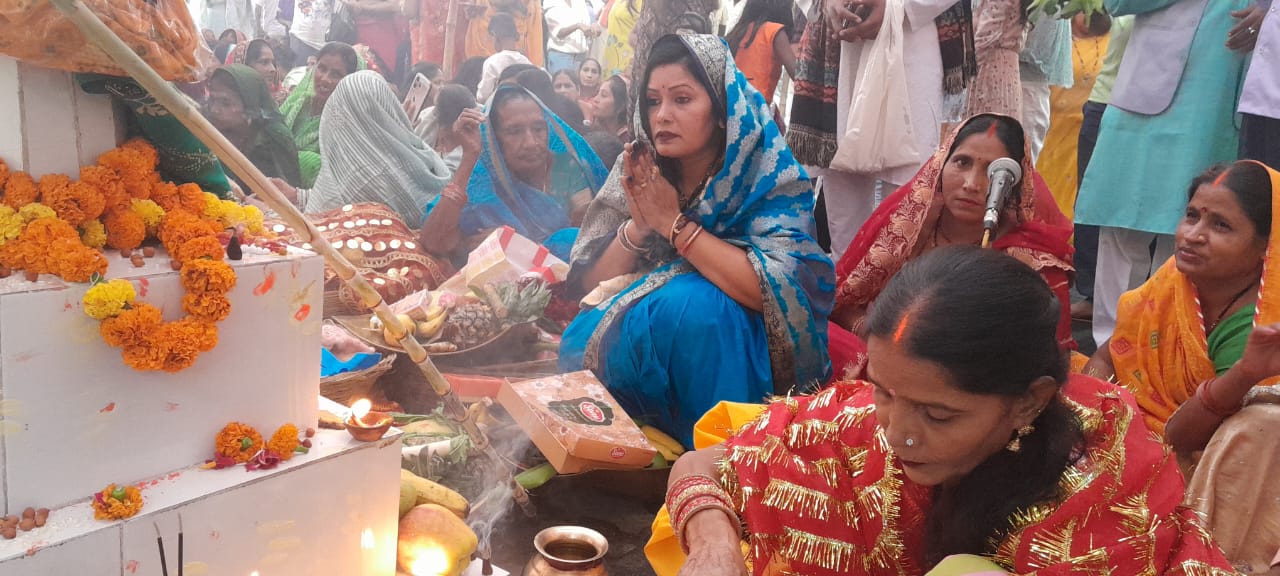 छठ पर्व हरियावाला के बसई चौक स्थित शिव मंदिर प्रांगण में अत्यंत हर्षोल्लास से मनाया गया