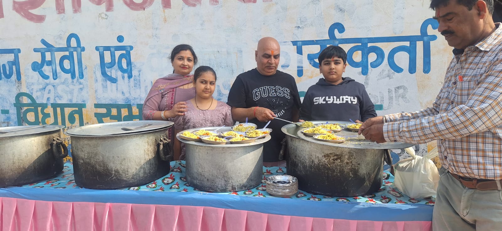 भाजपा नेता आशीष अरोरा बॉबी द्वारा गंगा स्नान पर पर खिचड़ी का प्रसाद वितरित किया गया