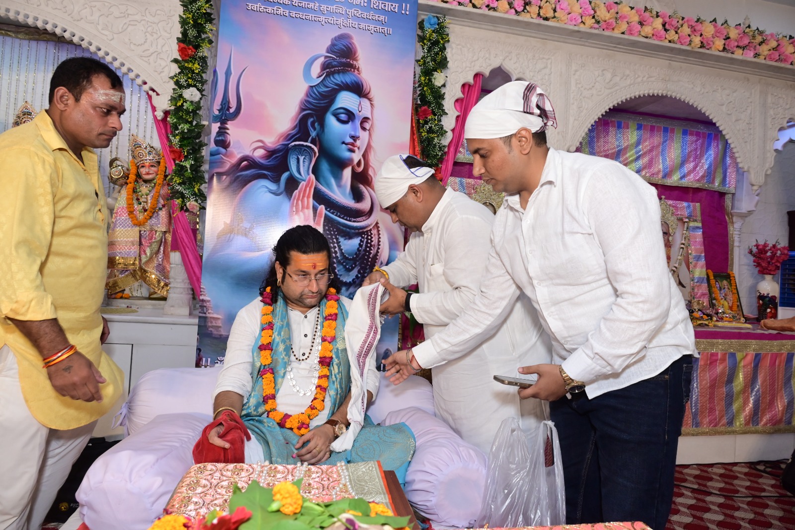 शिव महापुराण कथा के समापन के साथ भंडारे का आयोजन किया गया।