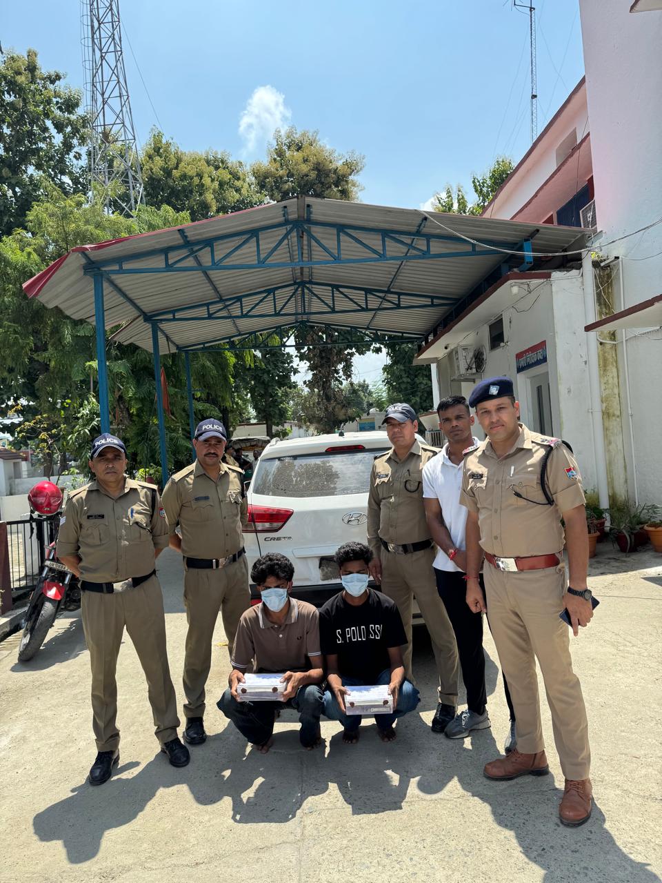 रुद्रपुर पुलिस ने दो शातिरों को दबोचा  तमंचा, चाकू, नकदी और क्रेटा कार बरामद
