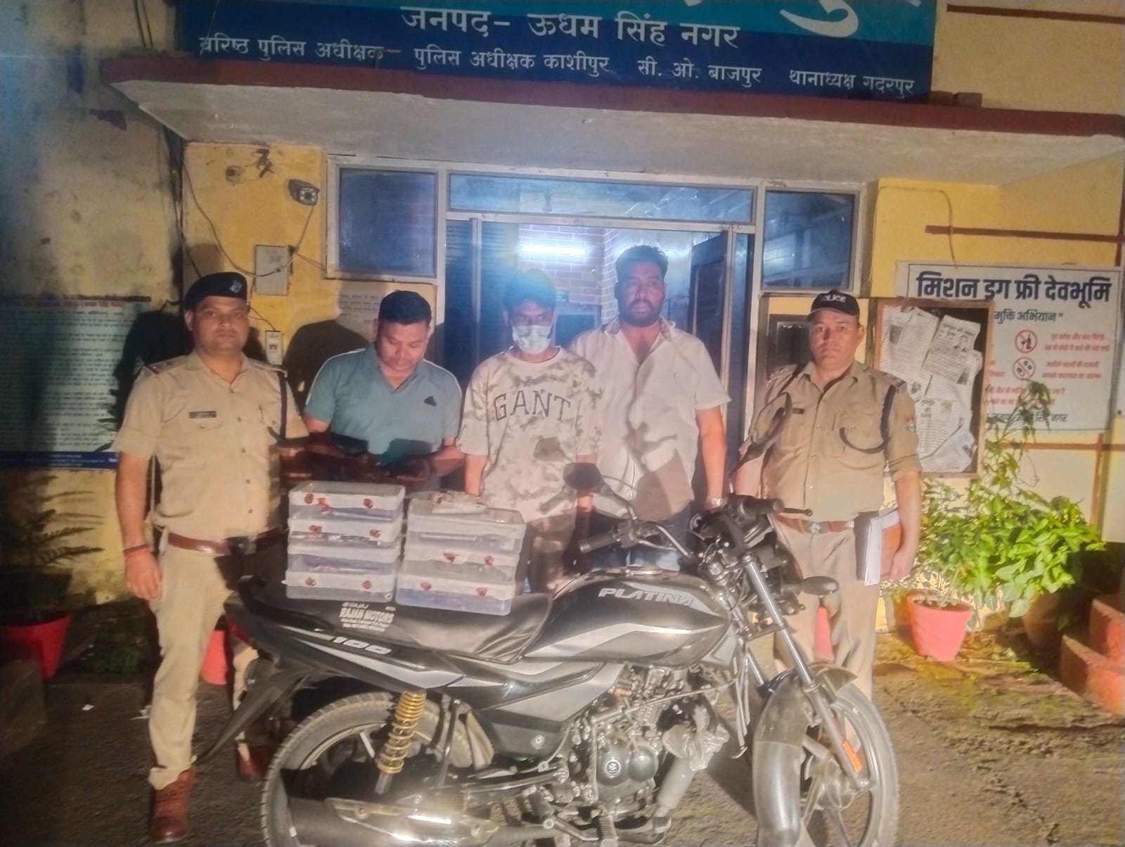एसएसपी मणिकांत मिश्रा का अपराधियों के विरुद्ध सख्त रुख  अवैध हथियारों की तस्करी करने वाला शातिर तस्कर 07 तमंचों के साथ गिरफ्तार