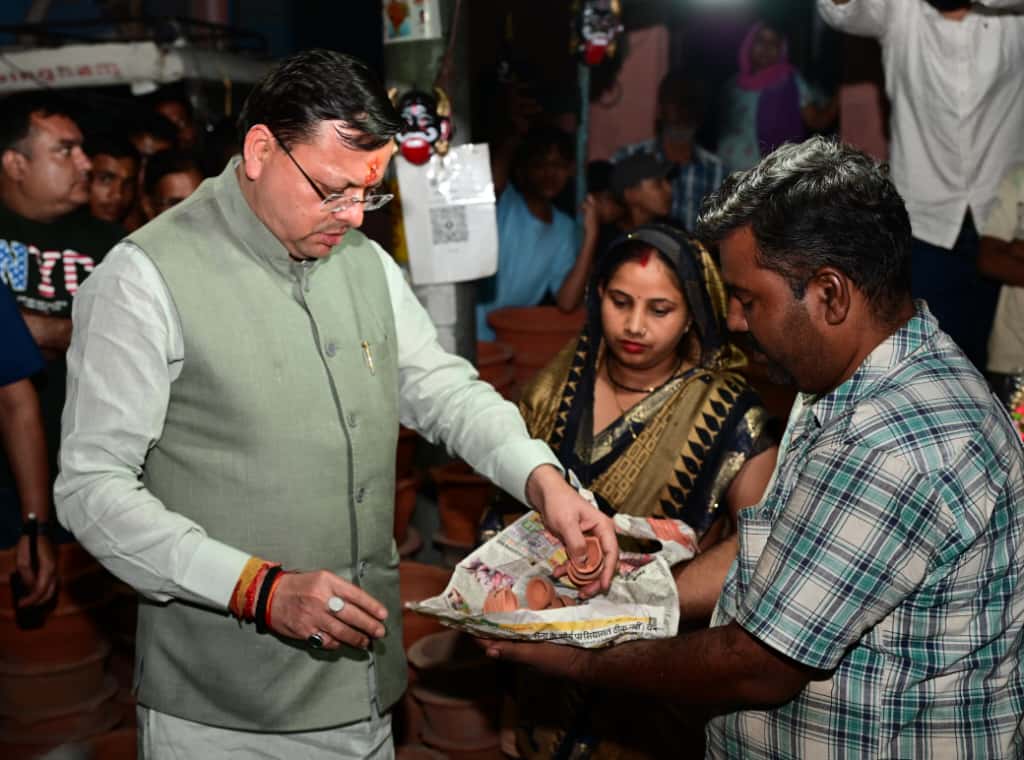 सीएम धामी ने स्वदेशी दीए खरीद कर दिवाली बनाने की प्रेरणा दी