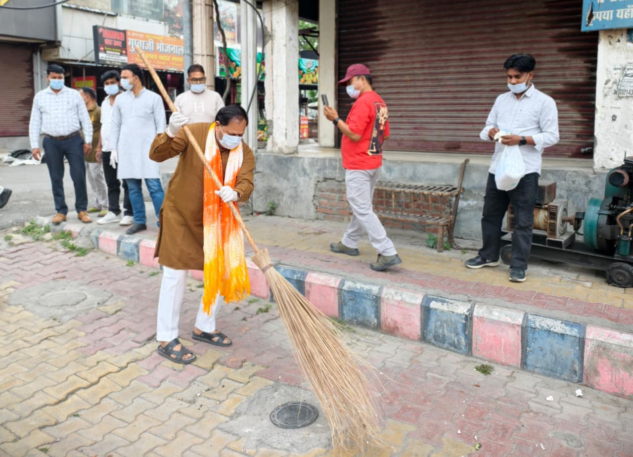 महापौर ने मुख्य बाजार से किया विशेष स्वच्छता अभियान का आगाज
