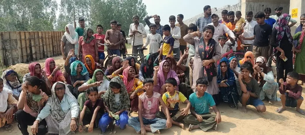 सर्विस रोड की मांग को लेकर फिरोजपुर के ग्रामीणों का एनएच पर धरना प्रदर्शन